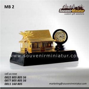 souvenir miniatur bangunan rumah adat