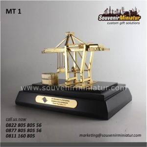 souvenir miniatur crane pt pelindo