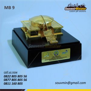 Souvenir Miniatur Bangunan MPR Piala Bergilir
