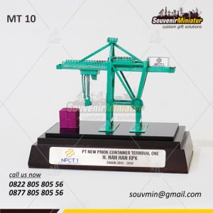 souvenir miniatur crane