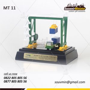 Miniatur Crane Terminal Teluk Lamongan