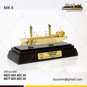 Souvenir Miniatur Kapal Politeknik Pelayaran Sumbar